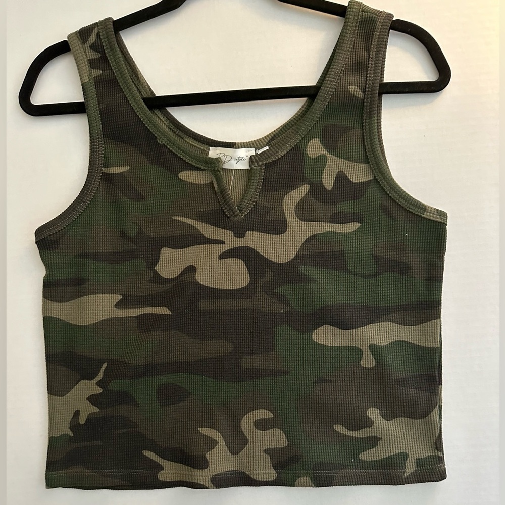 RDStyle, Camouflage pattern, sleeveless, small V on neck. Sz M NEW not worn!